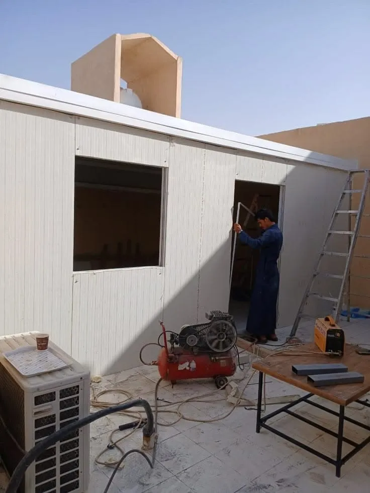 ملاحق ساندوتش بانل بالرياض